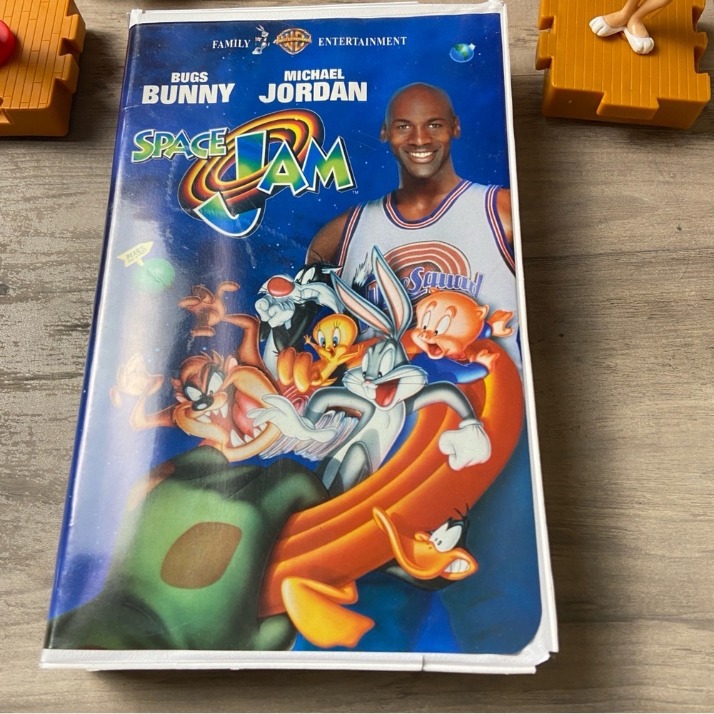 VTG Space Jam VHS Michael Jordan, Lot includes McDonald’s Looney Tunes Figurines - Picture 2 of 8